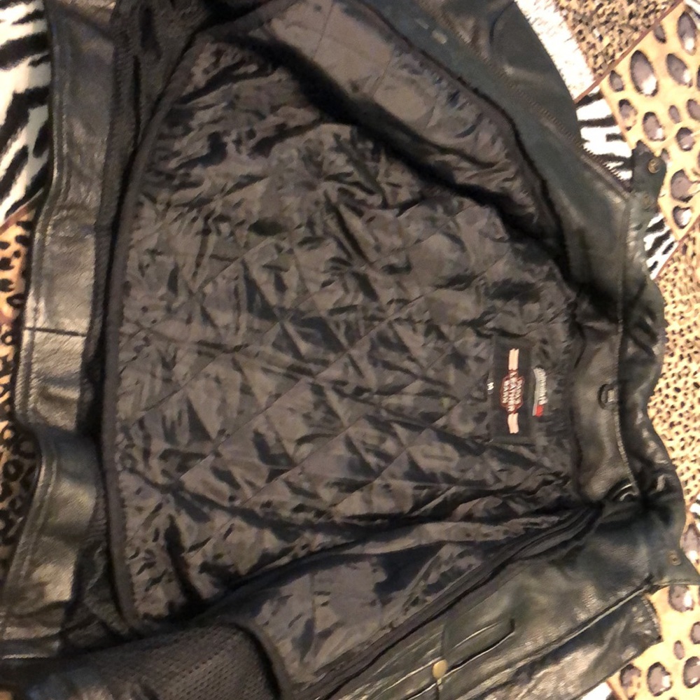 PaPa’s leather Barn woman’s leather jacket. - Picture 2 of 6